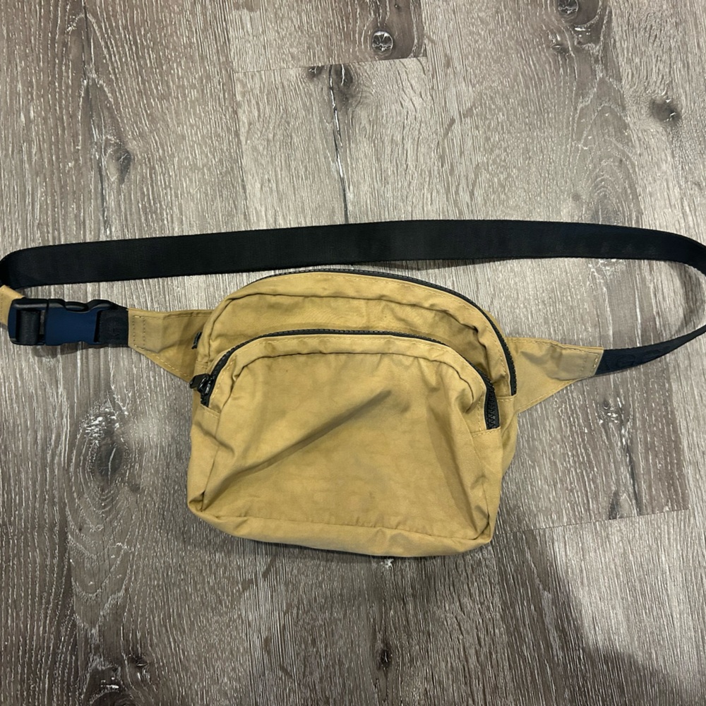 BAGGU Tan Crossbody Bag Fanny Pack with Black Strap